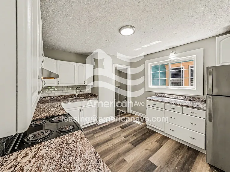1067930_006_kitchen_6.jpg
