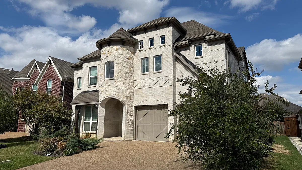 4 bed, 3.0 bath, 3280 sqft, $5,000 — Photo 2