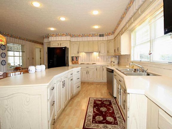 4th image of 1321 Saint Andrews Dr