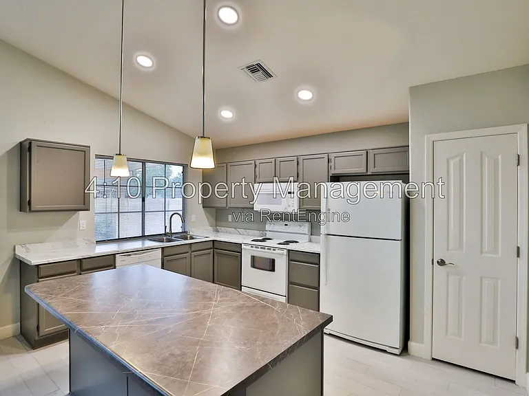 4230 E Woodland Dr — Photo 9