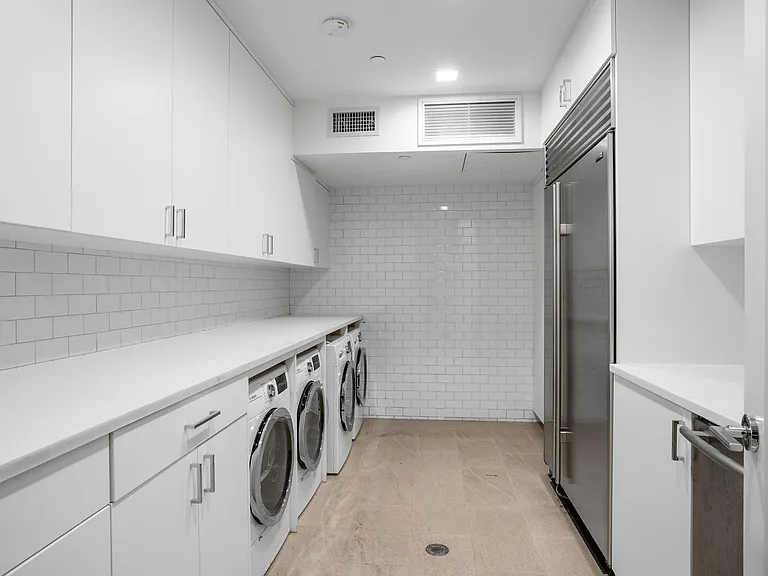 433 E 74th St #GARDEN — Photo 24