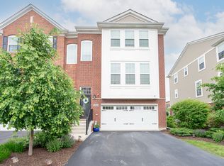 2532 Huntleigh Ln, Woodridge, IL 60517