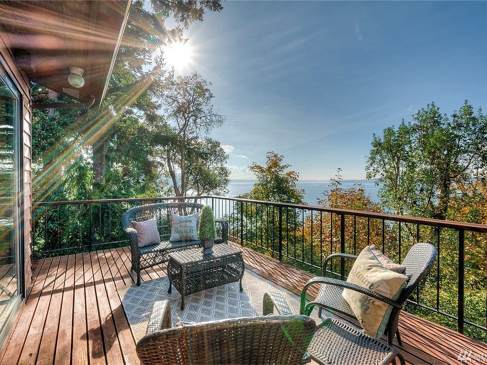 Imagine having dinner or morning coffee on this view deck!  