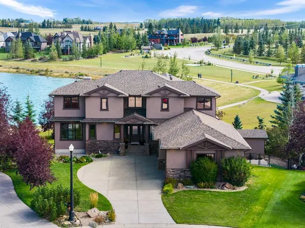216 NW Montclair Pl, Rocky View County, AB T4C 0A8