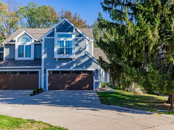 2560 Pine Cir, Urbandale, IA 50322
