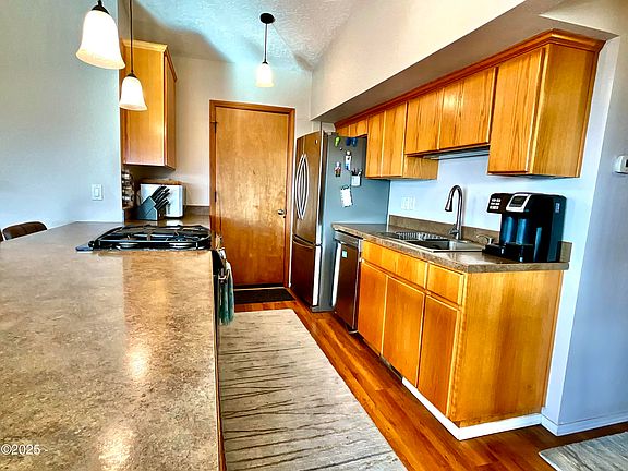 4th image of 3522 NE Quay Ave