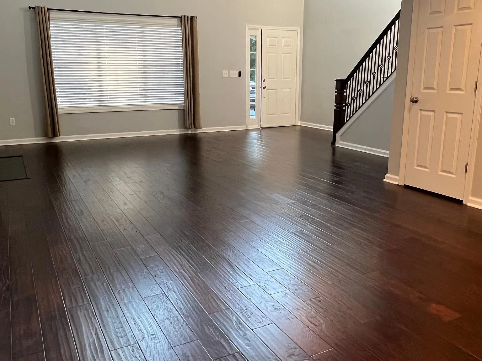 4 bed, 2500 sqft, $2,900 — Photo 3