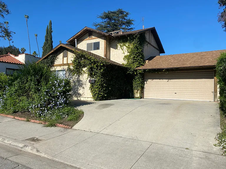 1705 W Alhambra Rd — Photo 1