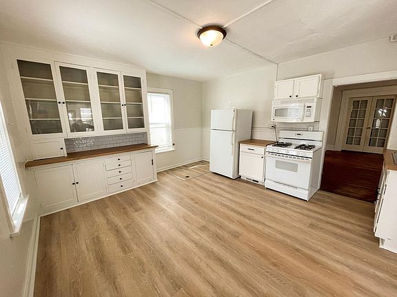 3rd image of 608 19th Ave NE Unit 1