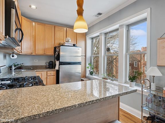 5th image of 2711 W Argyle St #3