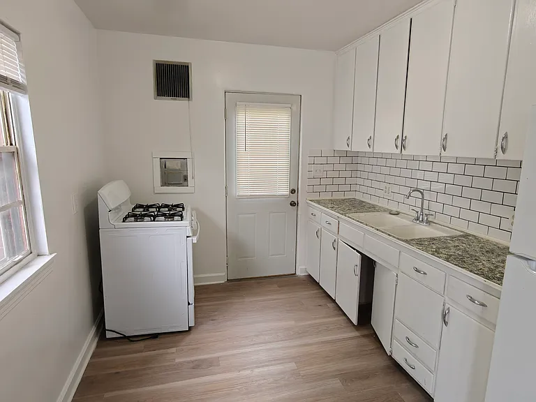 417 W 14th St #2 — Photo 6