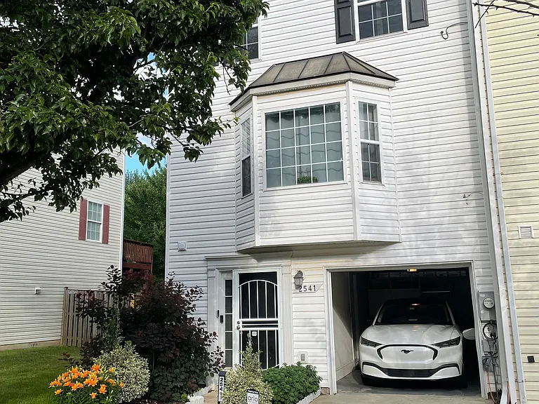 2541 Markham Ln — Photo 15