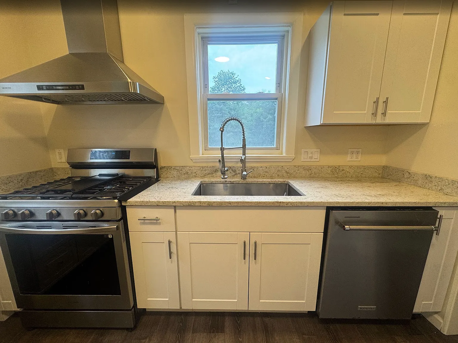 42 Hall Pl — Photo 2