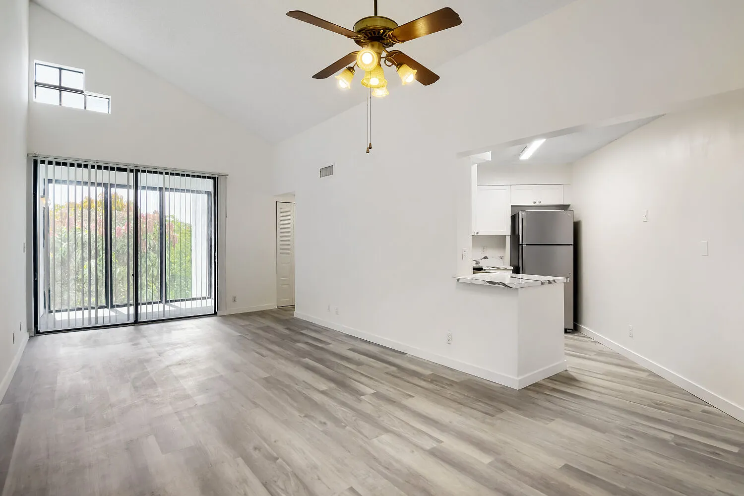 2 bed, 890 sqft, $2,100 — Photo 4