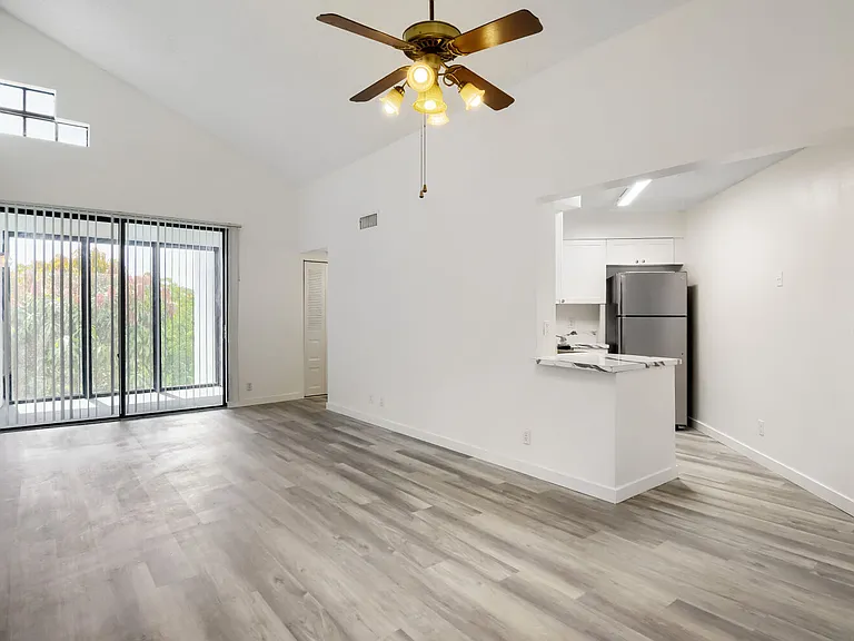 210 Lake Pointe Dr #304 — Photo 4