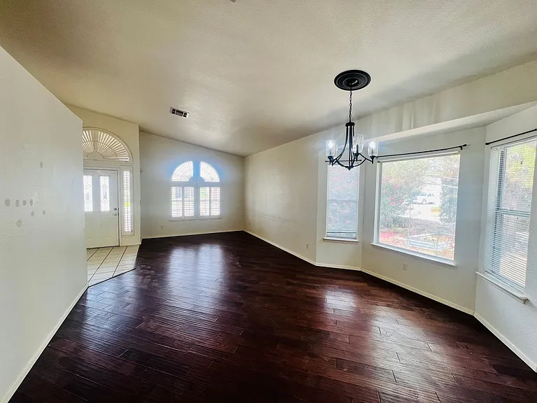 133 E Cloud Song — Photo 2