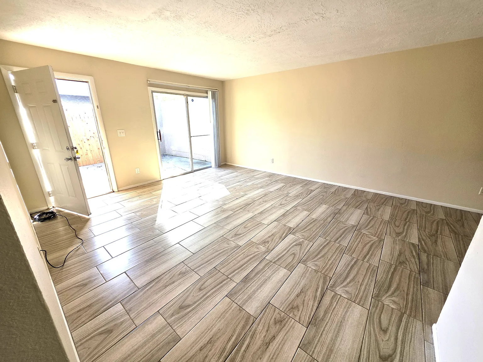 2 bed, 1000 sqft, $1,050 — Photo 4