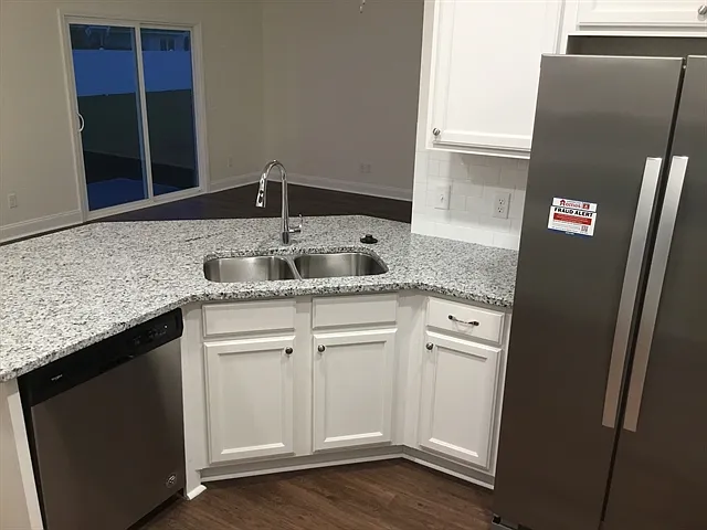 4 bed, 2.5 bath, 1800 sqft, $2,160 — Photo 3
