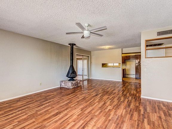 3rd image of 2202 W Catalina Ave