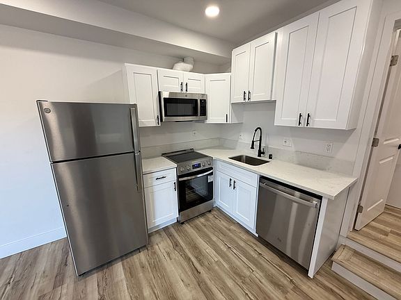 3rd image of 2120 Mission Ave Studio 24