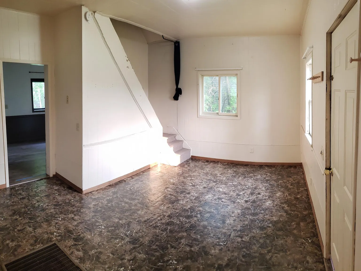 3 bed, 888 sqft, $900 — Photo 2