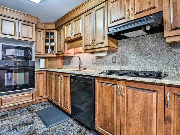 5th image of 97 Bluestone Dr