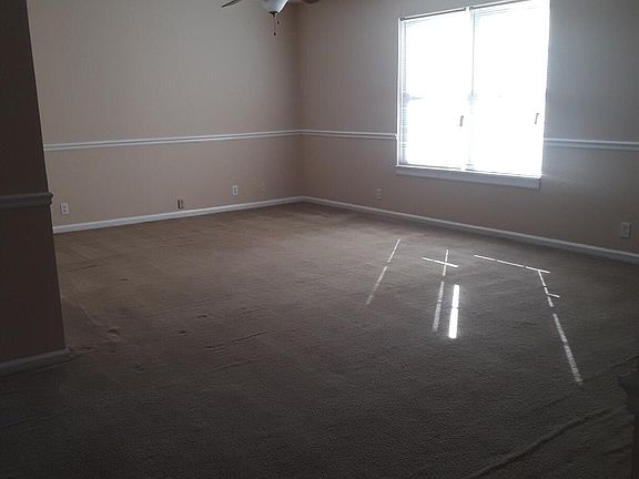 3rd image of 3329 Niagara Dr #A