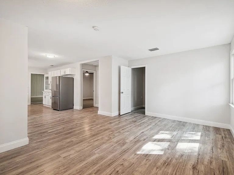 5710 Kenwood Ave — Photo 4