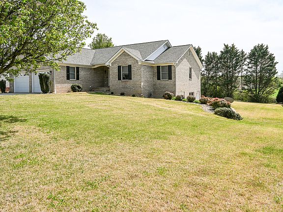 3rd image of 202 Mulberry Ln NE