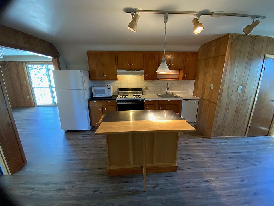 Fully equipped kitchen with island.