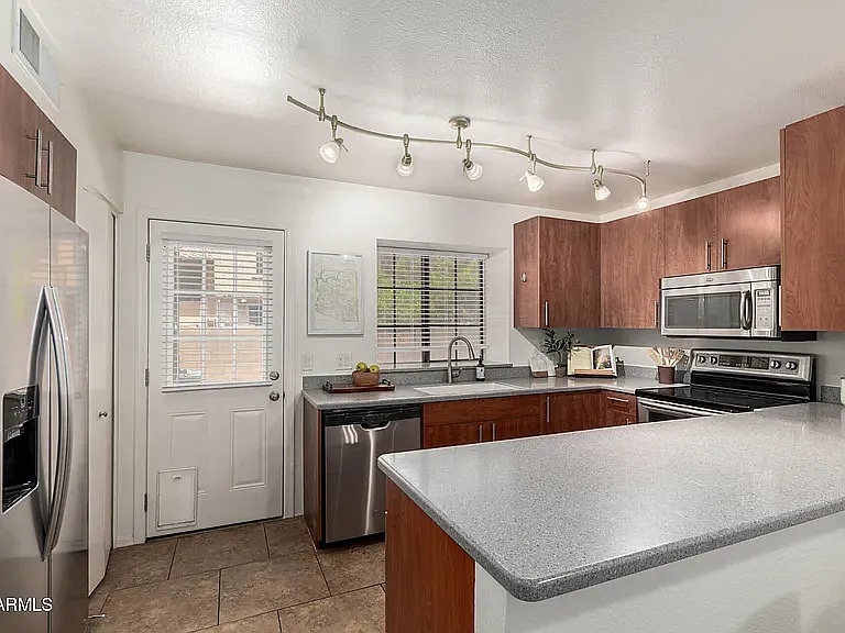 2 bed, 956 sqft, $1,700 — Photo 4