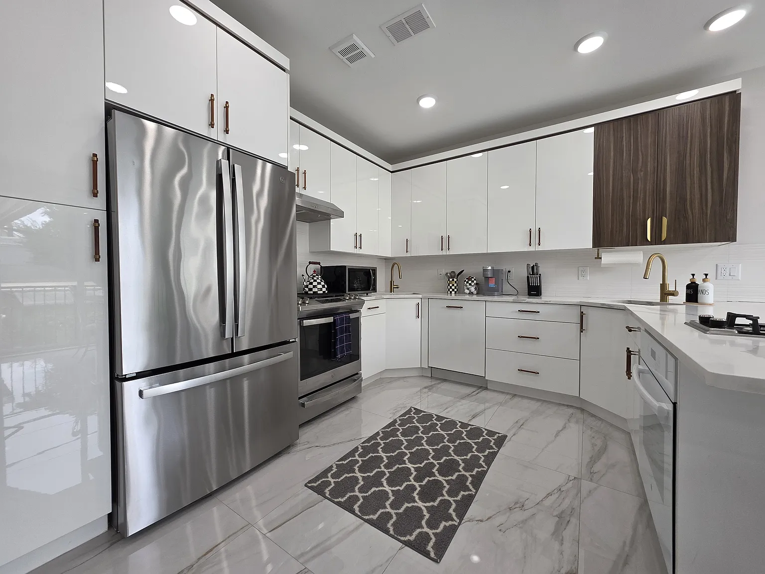 5 bed, 3.5 bath, 2600 sqft, $7,250 — Photo 1