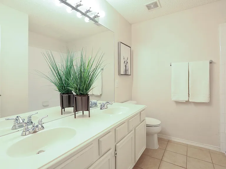 Upstairs full bathroom w/ shower/bathtub