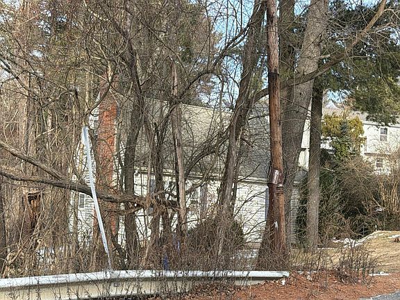 3rd image of 570 Franklin St