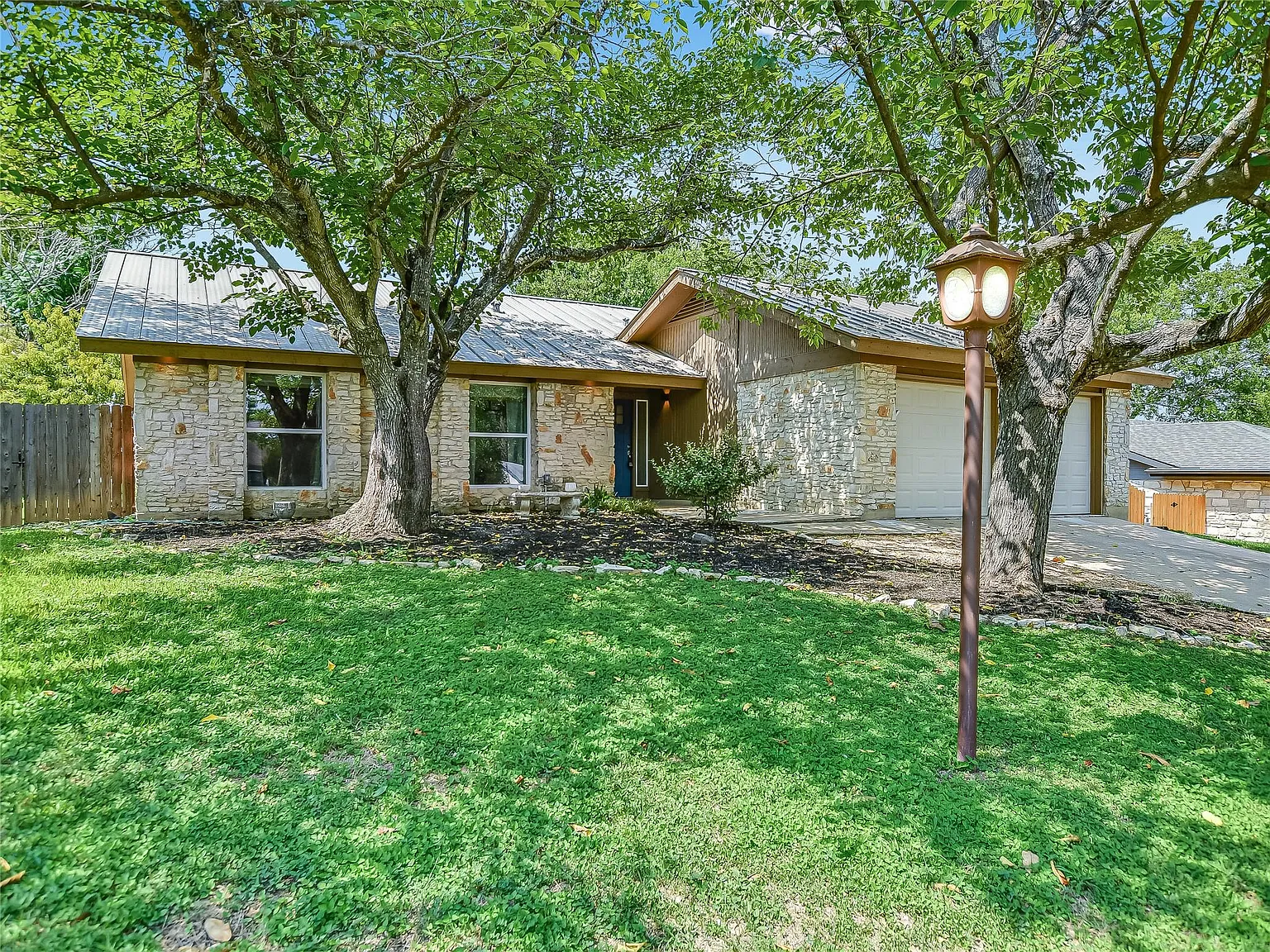 3 bed, 2.0 bath, 1781 sqft, $2,400 — Photo 2