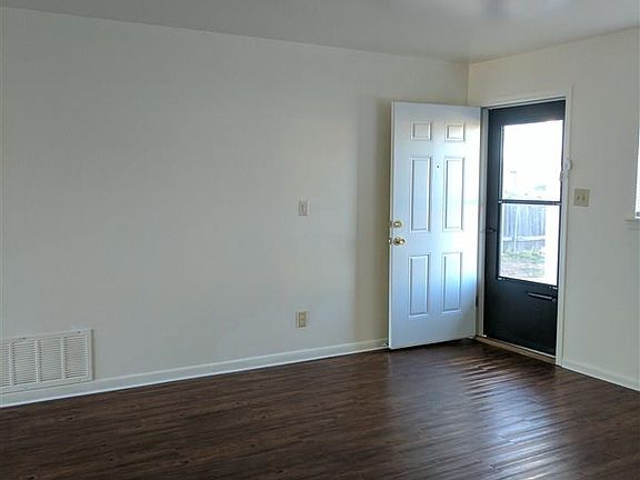 3rd image of 121 Westview Ln