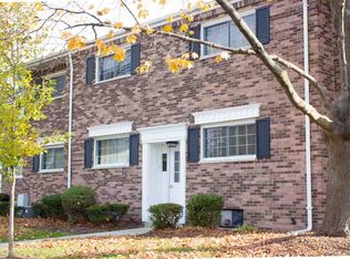 556 E Fox Hills Dr, Bloomfield Hills, MI 48304