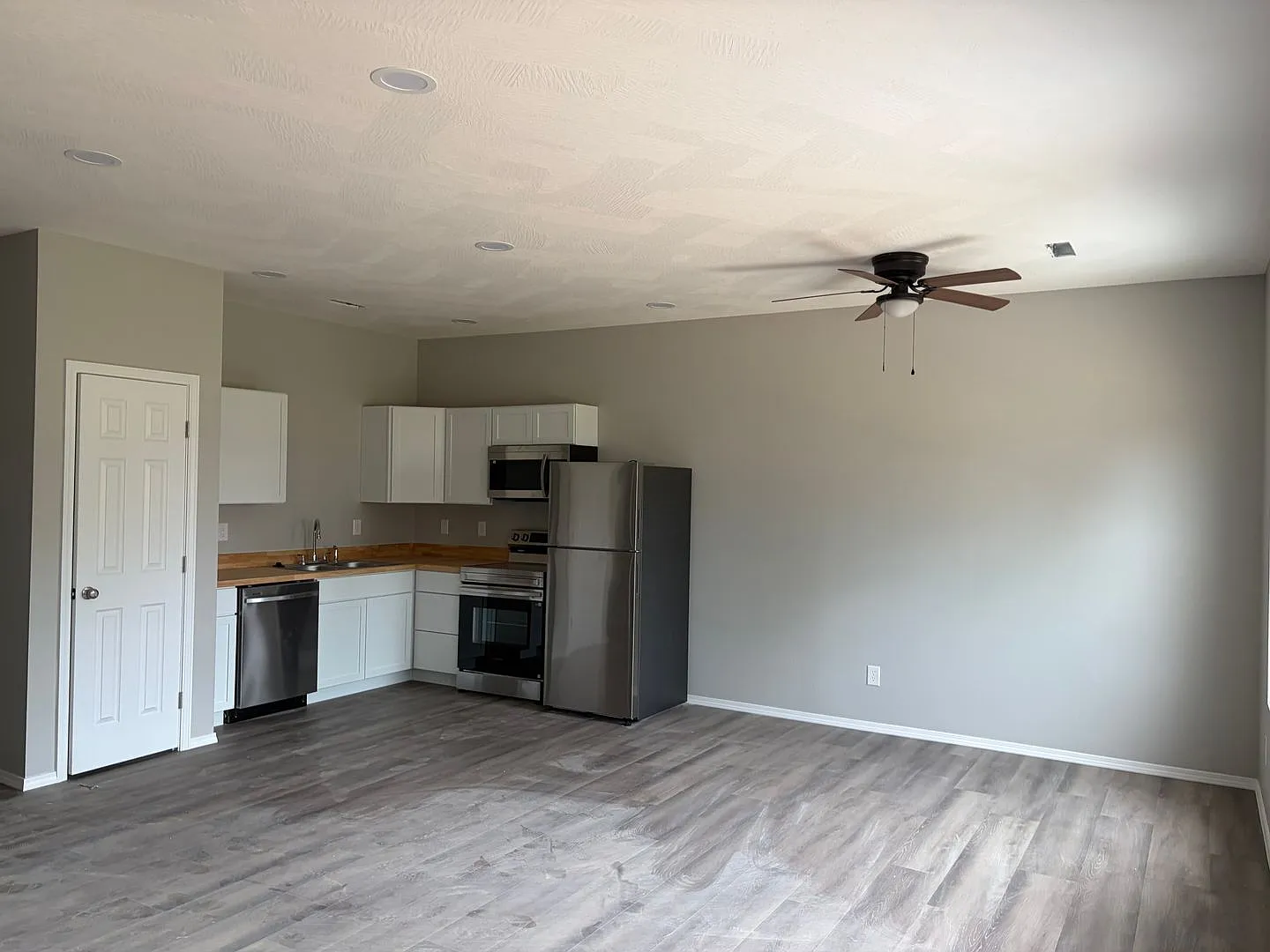 582-580 N Airport Rd — Photo 3