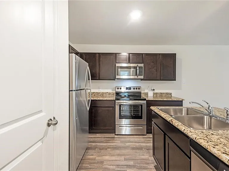 1005 Dawson St — Photo 2