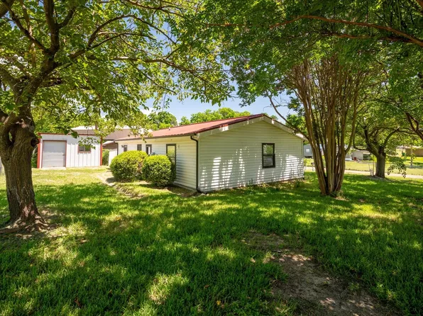 8212 Lakeview Cir, Lone Oak, TX 75453