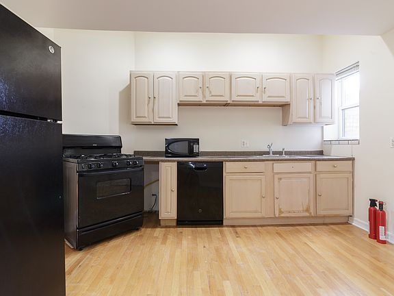 4th image of 4754 N Lincoln Ave #2