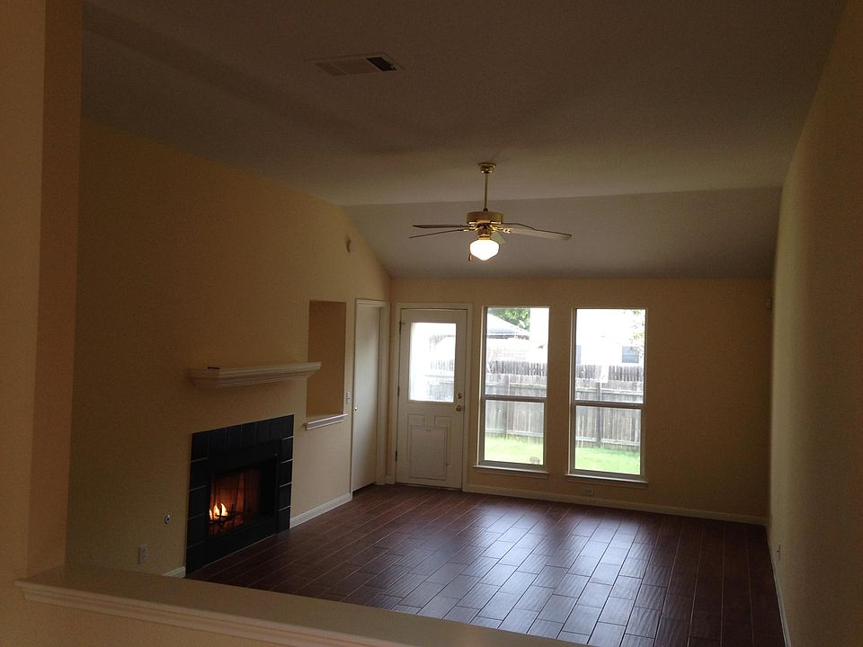 Living room with gas chimney