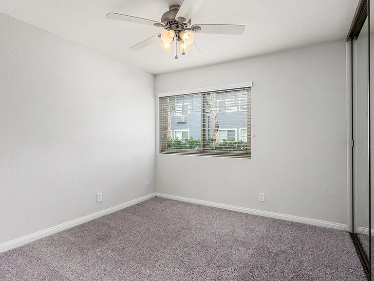 Park Plaza Apartments — Photo 35