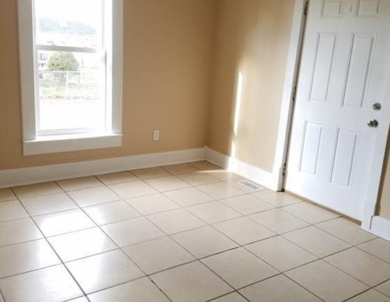 4th image of 328 W Main St