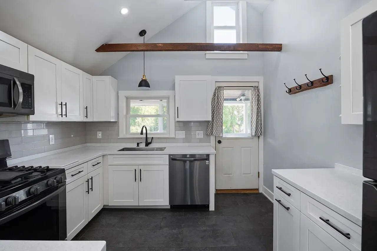 3 bed, 928 sqft, $3,000 — Photo 3