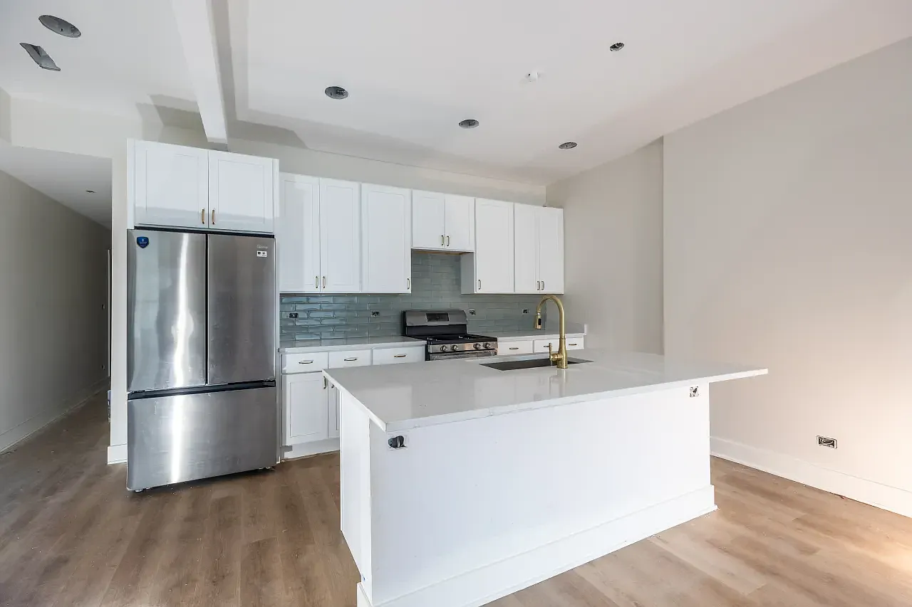 3 bed, 1350 sqft, $3,575 — Photo 2