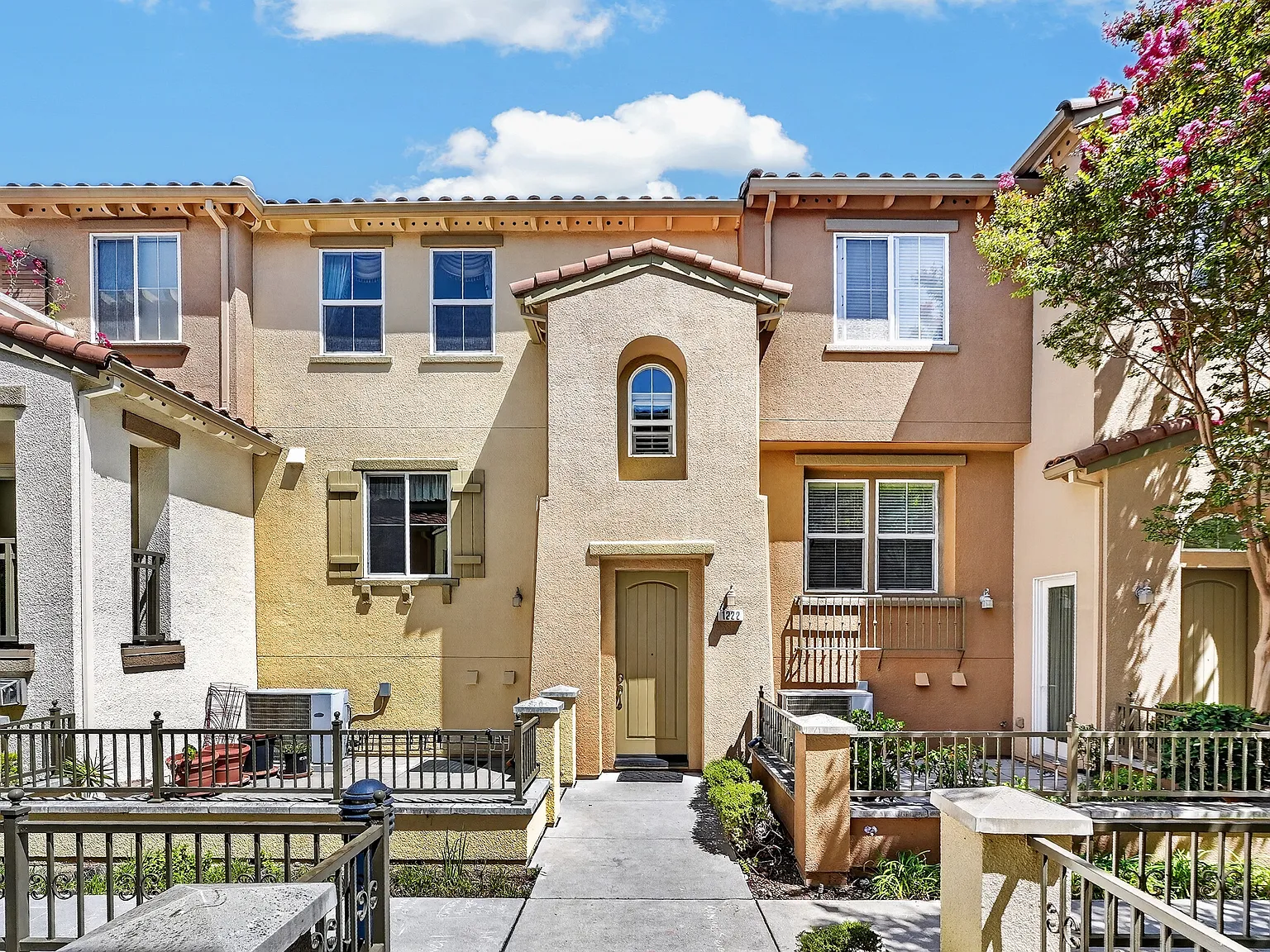 3 bed, 2.5 bath, 1810 sqft, $4,400 — Photo 1