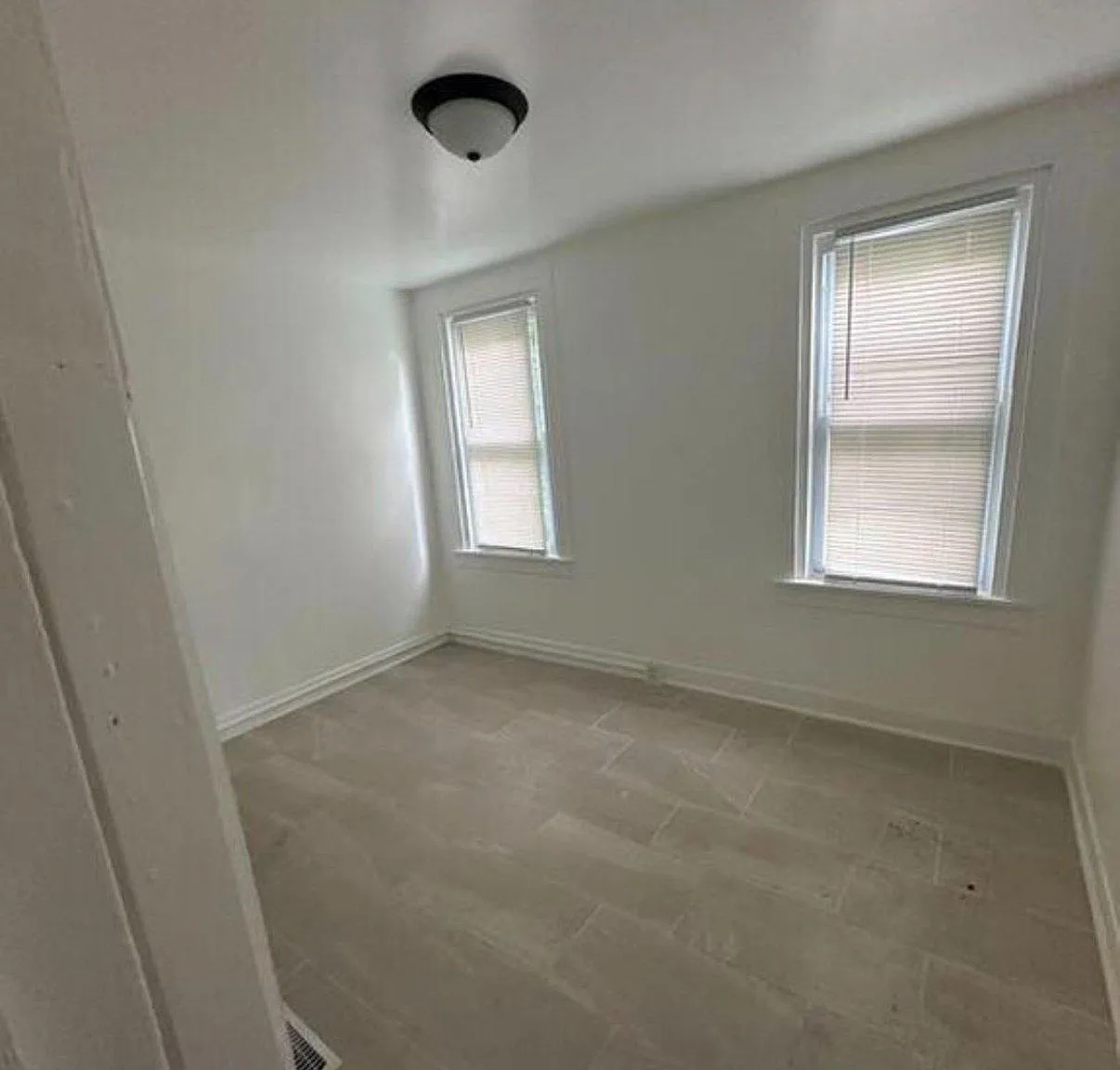 4 bed, 1.0 bath, 2920 sqft, $2,400 — Photo 2