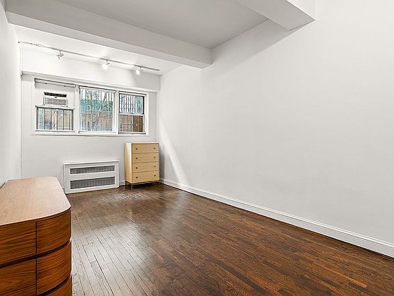 3rd image of 180 Thompson St
