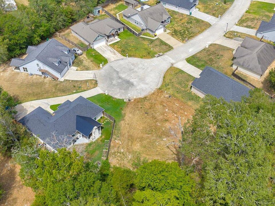 1st image of 8 Oak Meadow Ln